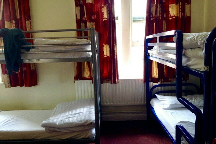 metalowe łóżka w hostelu