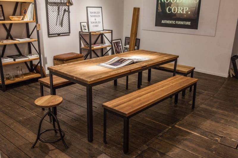 Drewniany stół oraz ławki